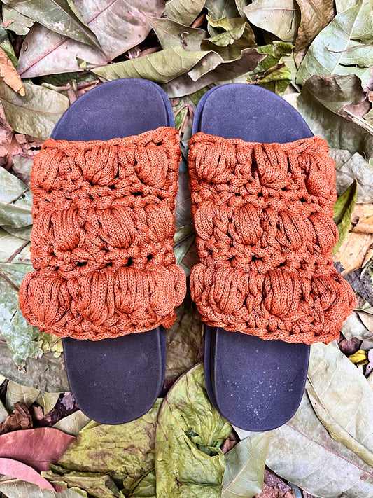 papete em crochê na rua, na chuva, na fazenda | terracota