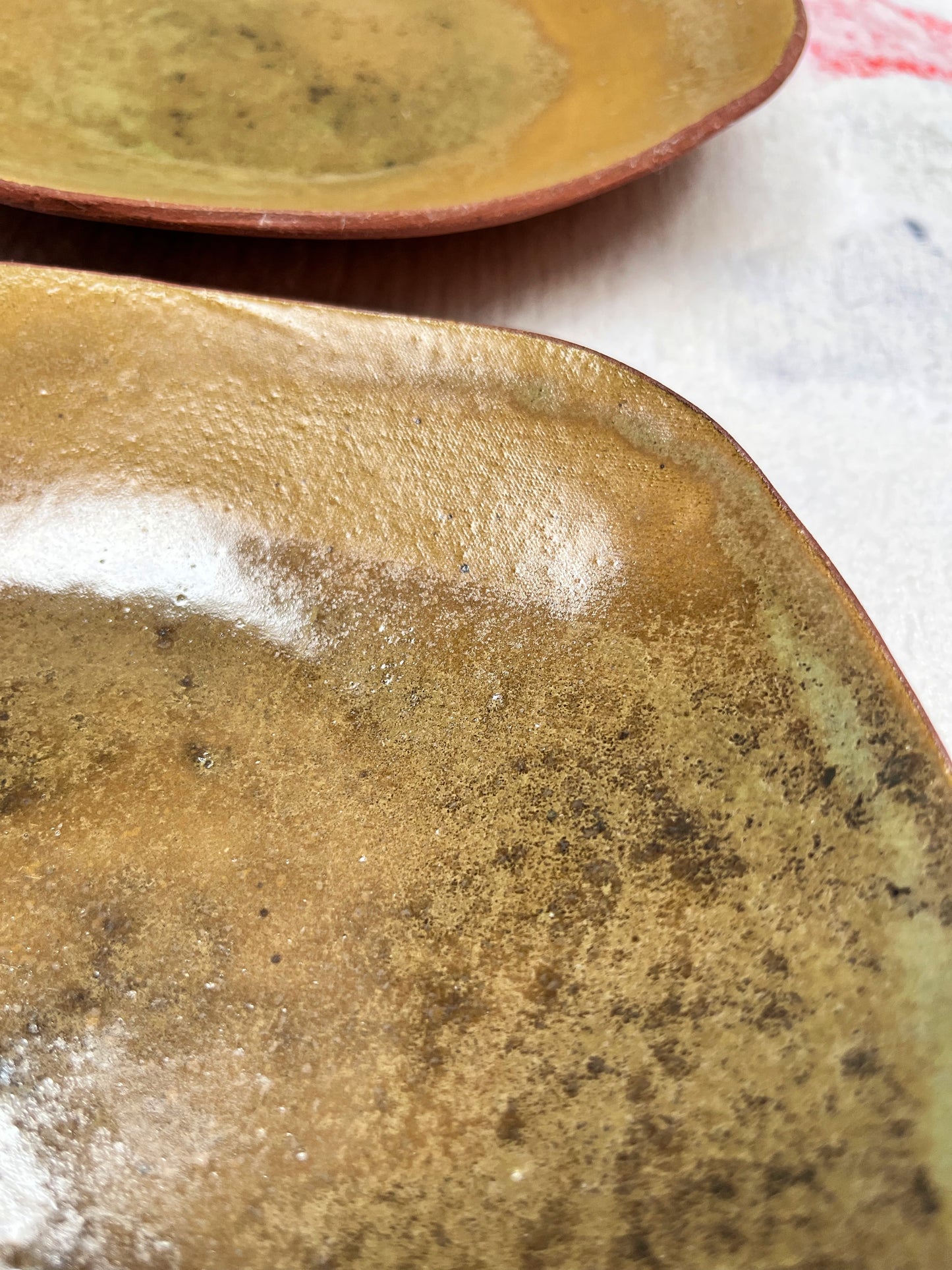 duo of shallow plates for coffee with milk