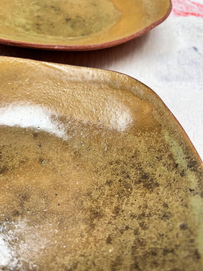 duo of shallow plates for coffee with milk