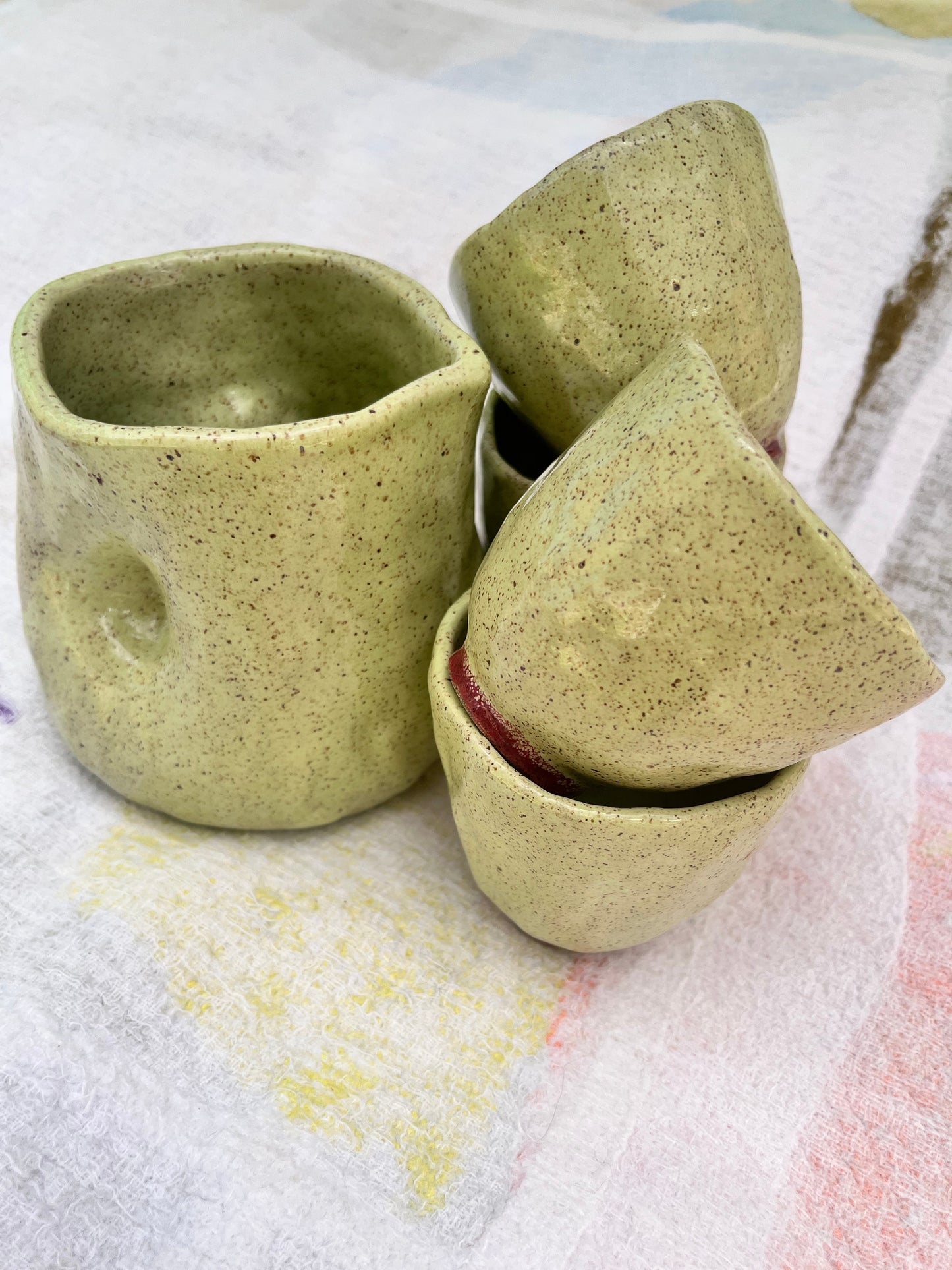 conjunto de bule e xícaras avocado