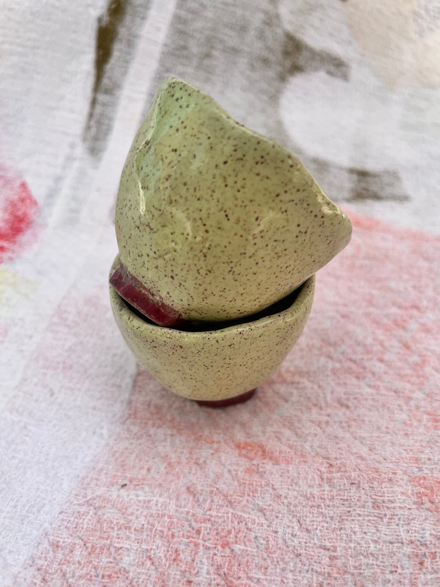 duo de xícaras de cafezinho avocado