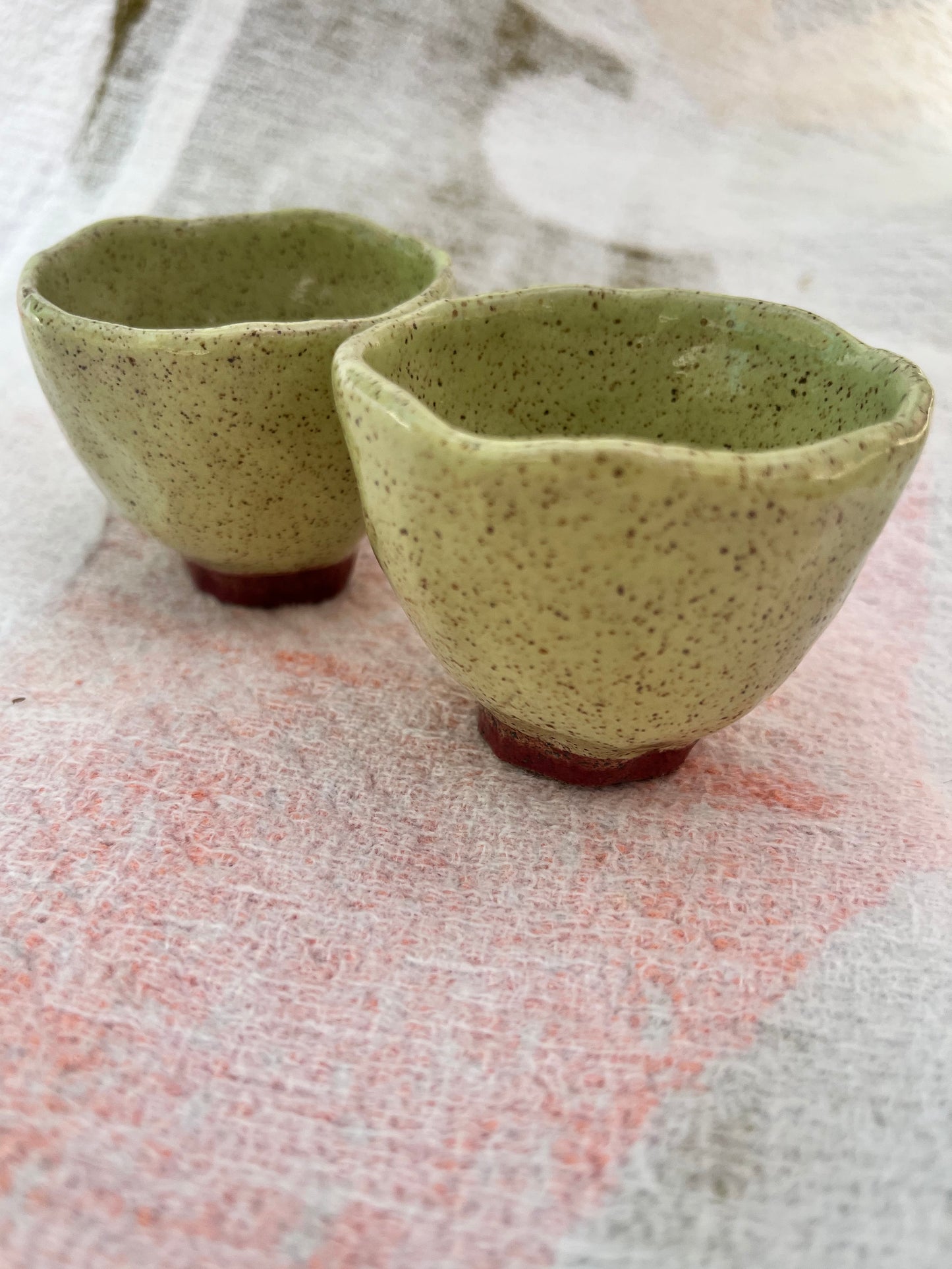 duo de xícaras de cafezinho avocado