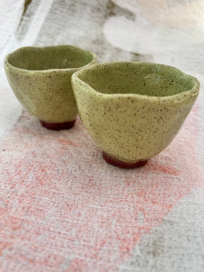 duo de xícaras de cafezinho avocado